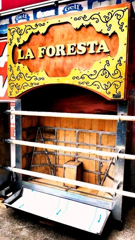Asador de corderos a leña · Tres espetones