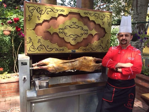 Asador de corderos a leña · Rotación motorizada, Un espetón