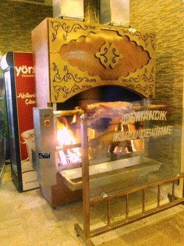 Asador de corderos a leña · Dos espetones
