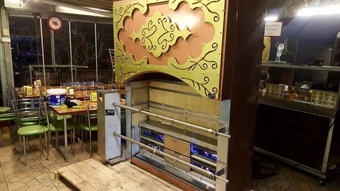 Asador de corderos a gas y piedra volcánica · Rotación motorizada, Dos espetones — AG-384 — Vista del producto 1