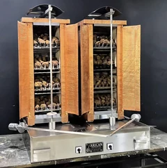 Doppel-Dönergrill mit Gas und Lavasteinen · 4+4 Brenner · Kupferverkleidung — Originalaufnahme aus der Werkstatt. Die umgebende Werkbank und andere Geräte gehören nicht zu diesem Modell.
